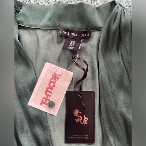 Women’s S Fashion V Cut Bodysuit - Picture 3 of 6